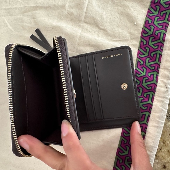 New Tory Burch Thea Embossed Bi Fold Wallet Dark Mahogany Gold Brown - Picture 3 of 6